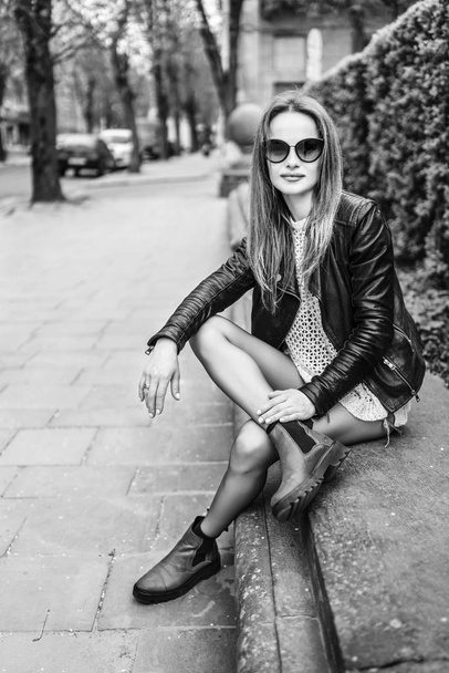Pretty young woman relaxing outdoor on the street - Fotografie, Obrázek