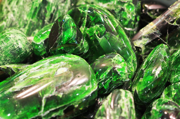 grünes Chrom-Diopsid-Mineral als sehr schöner natürlicher Hintergrund - Foto, Bild