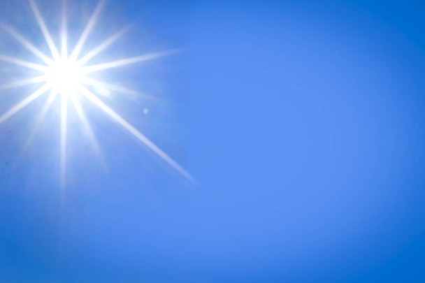 Zářící spravedlivé jasné slunce s paprsky na jasně modré obloze, Slunečné pozadí, kopírování prostor - Fotografie, Obrázek