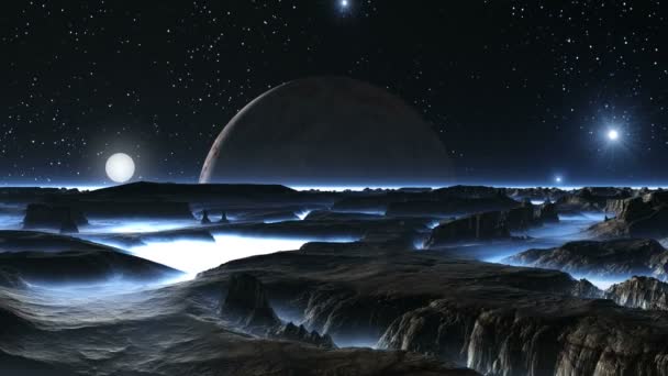 日の出は、エイリアンの惑星を点灯します。暗い星空の巨大な惑星 (月) 霧の地平線上にハングアップします。明るく昇る太陽は、それの一部を点灯します。白の熱烈な濃霧の中暗い岩に立つ. - 映像、動画