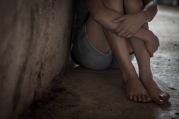 De vrouw knuffelen hem voelt zich droevig en treurig vanwege de slachtoffers van de mensenhandel proces, tegen mensenhandel en stoppen geweld tegen vrouwen, internationale Vrouwendag - Foto, afbeelding