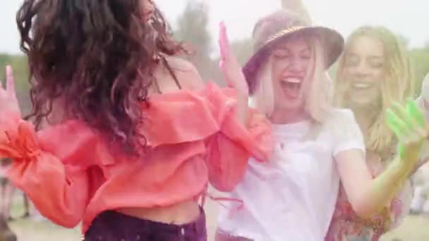 Amigos bailando en el festival de música
 - Imágenes, Vídeo