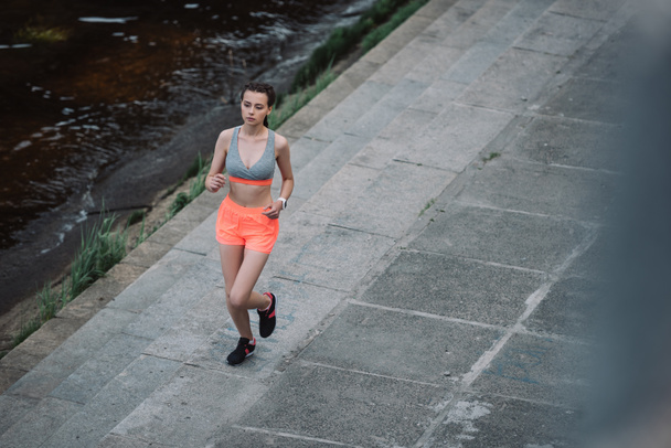 jeune femme athlétique courir sur le quai
 - Photo, image