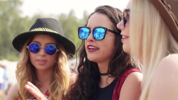 Bokovky přátelé dělat selfie na letním festivalu - Záběry, video