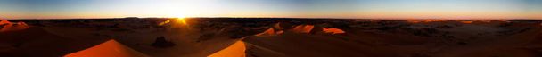360 graus de pôr do sol vista panorâmica para a duna de Tin Merzouga no parque nacional Tassili nAjjer, Argélia
 - Foto, Imagem