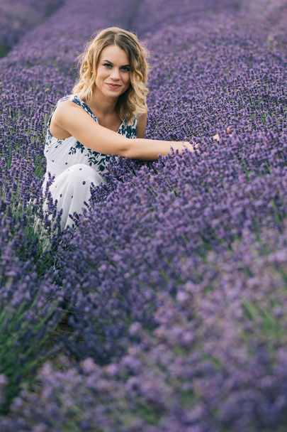 Floristin pflückt Lavendelblüten - Foto, Bild