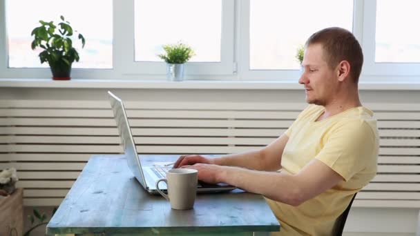 man freelancer op afstand werkt thuis op laptop - Video