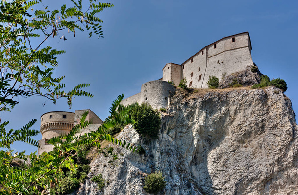 włoski zamku, średniowieczna twierdza na wzgórzu - krajobraz San Leo, Rimini, Włochy - Zdjęcie, obraz