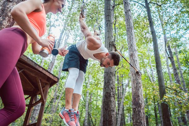 女と男がリングで森の中でアスレチック トレーニングを行うこと - 写真・画像