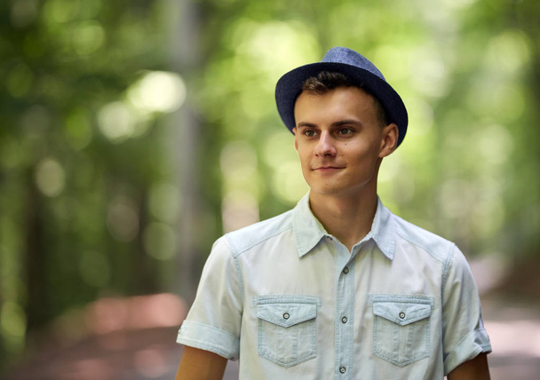 Closeup portrait of a happy handsome teenage boy outdoor in the park - Foto, Imagem