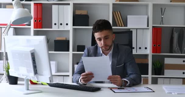 işadamı okuma, yırtılma ve kağıtları çöpe beyaz ofis masasında - Video, Çekim