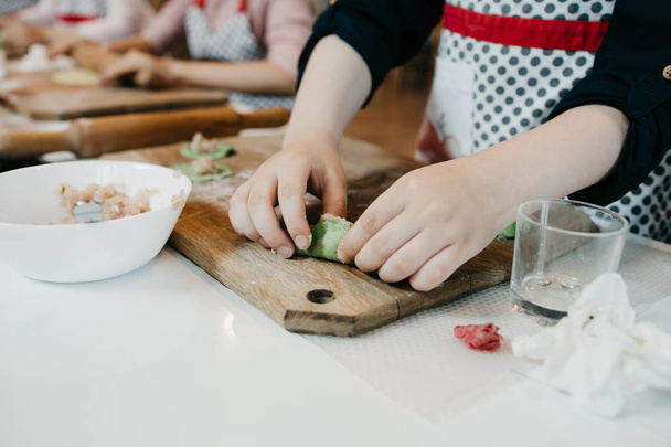 Master class sobre culinária, massas, bolinhos em uma bela cozinha para crianças
 - Foto, Imagem