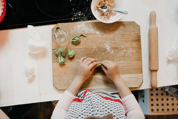 Master class on cooking, pasta, dumplings in a beautiful kitchen for children - Foto, imagen