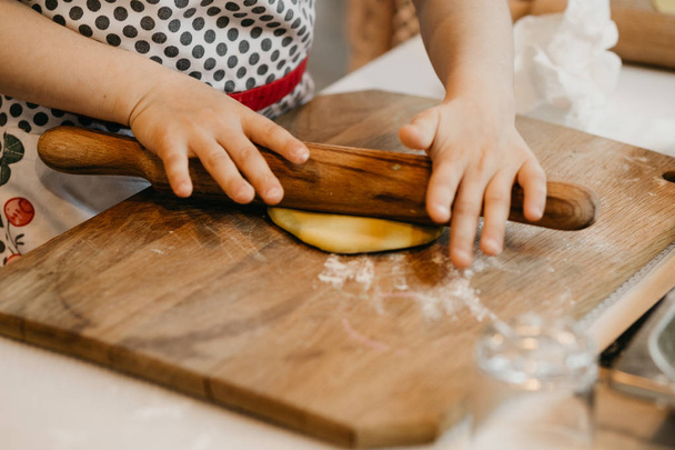Klasy mistrzowskiej na gotowanie, makaron, pierogi w piękna kuchnia dla dzieci - Zdjęcie, obraz