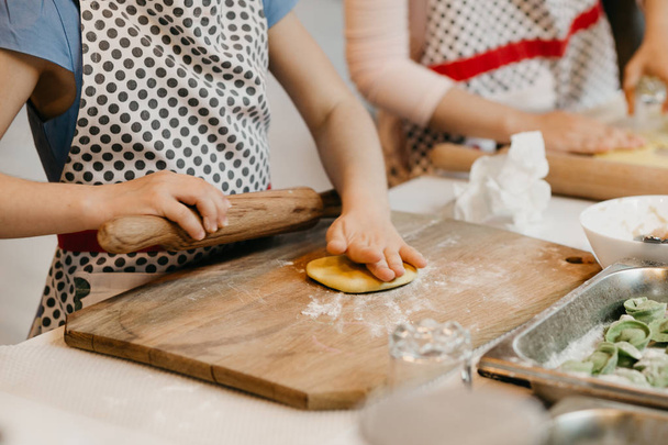 Master class on cooking, pasta, dumplings in a beautiful kitchen for children - Foto, Bild