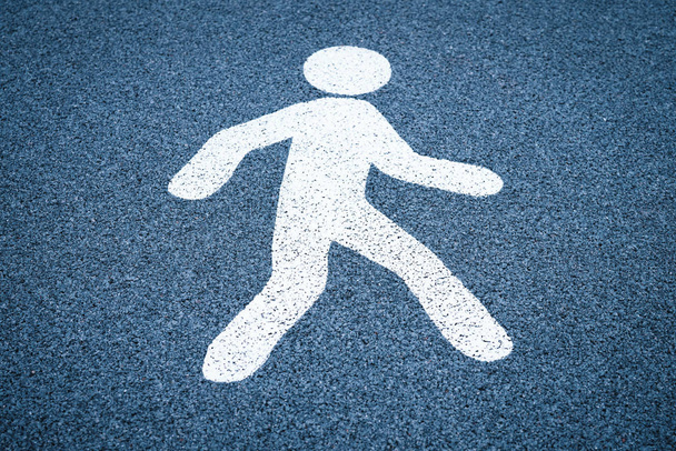 徒歩記号、湿った暗いアスファルトの床に歩行者専用道路標識 - 写真・画像