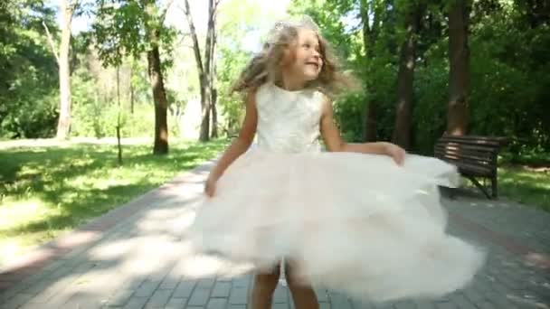 Little girl in dress having fun in park - Imágenes, Vídeo