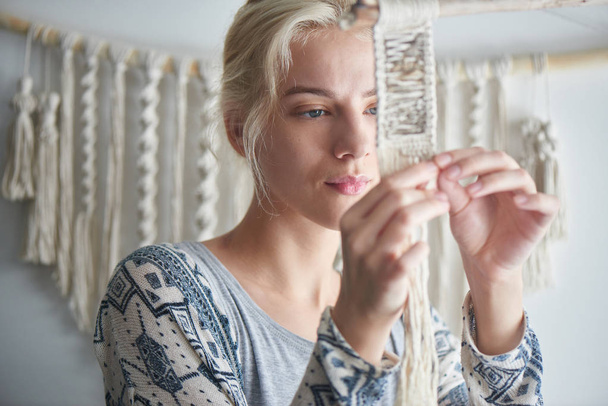 Kobieta blonde tkania element dekoracji frędzla, hobby kobiece kobieta koncepcja  - Zdjęcie, obraz