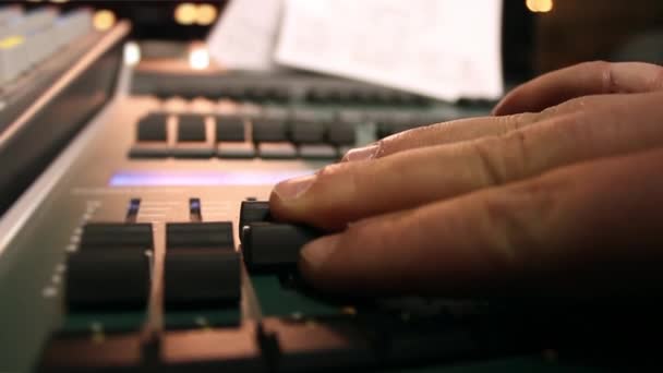 Hombre de las manos con mezclador digital de luz y sonido en un concierto - Metraje, vídeo