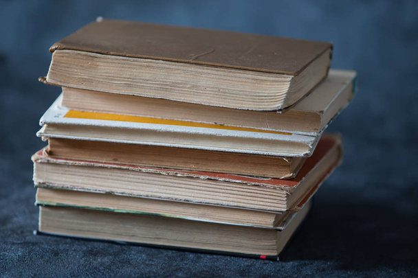 Una pila de libros antiguos sobre un fondo gris. Libros
 - Foto, Imagen