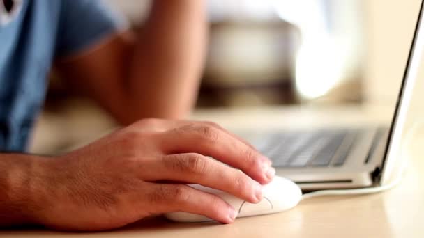 Bir dizüstü bilgisayar klavye ve fare çalışma el atış yakından mans - Video, Çekim