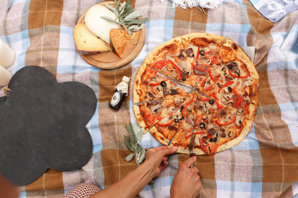 Wytnij pizza piknik w niedzielę park - Zdjęcie, obraz