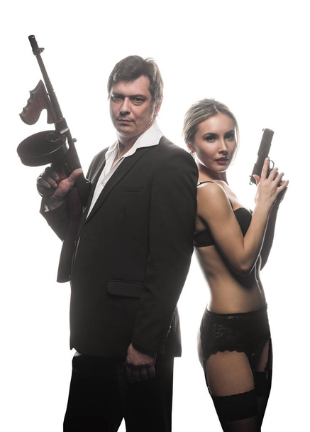 A couple of gangsters, a man and woman with guns - Foto, Imagem