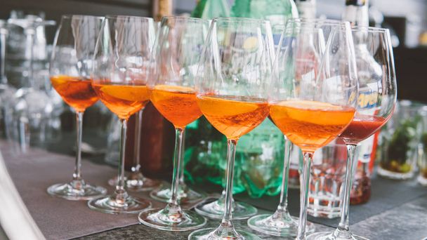  bevanda alcolica fredda agli agrumi estivi Aperol Spritz primo piano
 - Foto, immagini