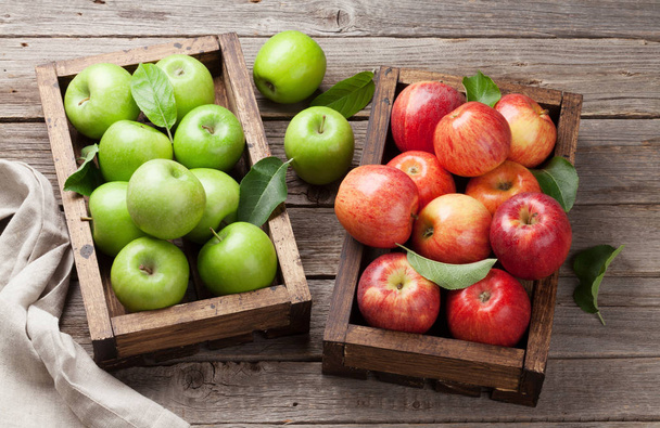 Zralé zelené a červené jablka v dřevěné krabičce - Fotografie, Obrázek