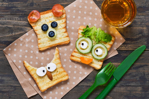 Baby grappige toast - ontbijt voor kinderen. - Foto, afbeelding