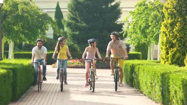 Čtyři šťastní cyklisté užívat jízdu na kolech. - Záběry, video