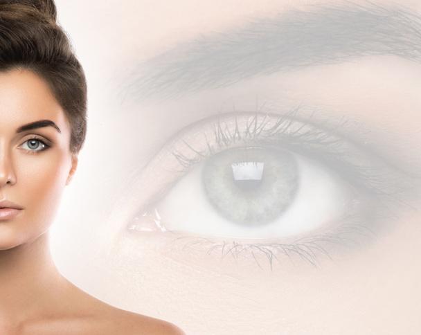 Beautiful woman and eye on background - Foto, afbeelding