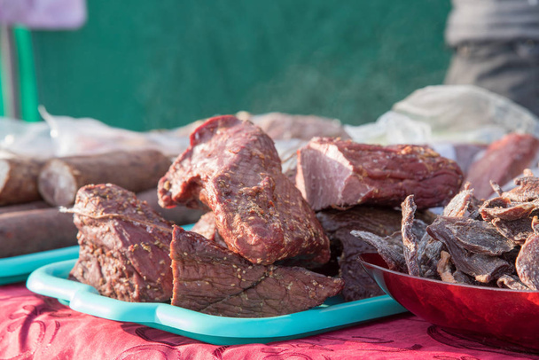 Delicias sabrosas maral o carne de ciervo en forma de patatas fritas en el mercado
 - Foto, imagen