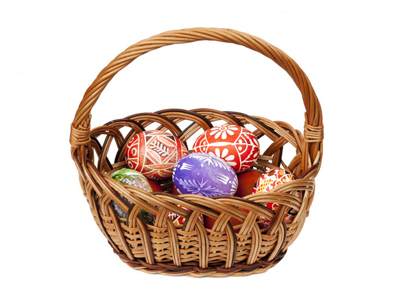 Hasır sepetteki Paskalya yumurtaları - Fotoğraf, Görsel