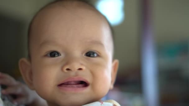 Ευτυχισμένος εσωτερικη νεογέννητο με νεαρή μητέρα - Πλάνα, βίντεο