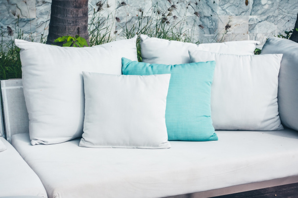 Cómoda almohada en la decoración del sofá patio al aire libre con vista tropical y la naturaleza
 - Foto, imagen