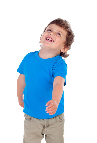 очаровательный улыбающийся мальчик в голубой футболке, прыгающий на белом фоне
 - Фото, изображение