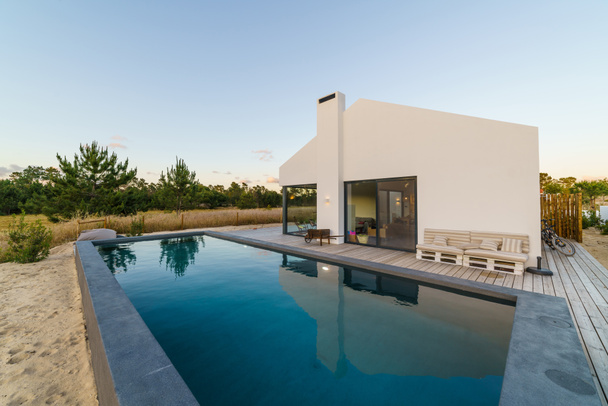 Moderní dům se zahradním bazénem a dřevěnou palubou - Fotografie, Obrázek