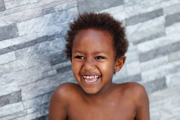 lustiger und glücklicher afrikanischer kleiner Junge, Nahaufnahme  - Foto, Bild