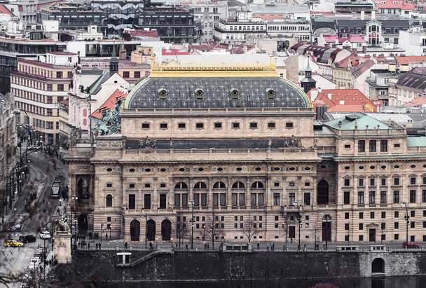 Edificios de la ciudad vieja y Teatro Nacional desde arriba en un día nublado. Fotografía de estilo miniatura. Espacio de copia negativo, lugar para texto. Praga, República Checa
 - Foto, imagen