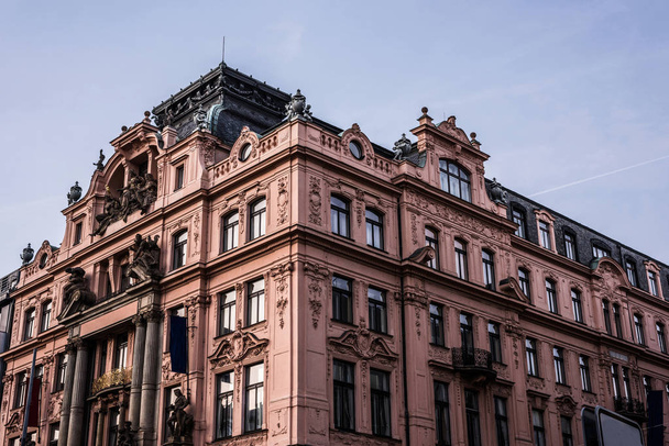 Червона будівля з боку в стилі бароко, на Вацлавській площі. Хмарно і дощовий день. Негативні копію простору, місце для тексту. Прага, Чеська Республіка - Фото, зображення