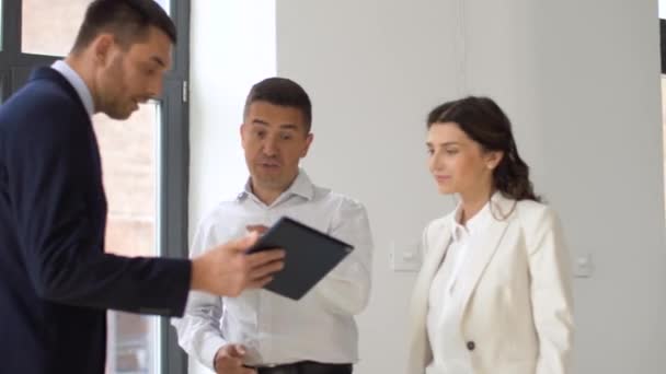 realtor showing office to customers with tablet pc - Séquence, vidéo