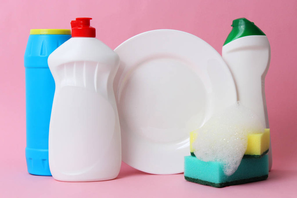 посудомийна рідина, губки, тарілка на кольоровому фоні. домашні справи, миття посуду
 - Фото, зображення