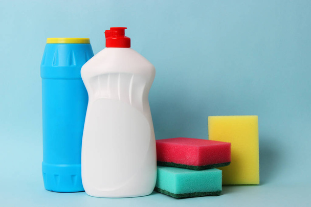 middelen voor het wassen van gerechten en sponzen op een gekleurde achtergrond. huishoudelijke klusjes, afwas gerechten - Foto, afbeelding
