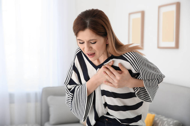 Woman having heart attack at home - Zdjęcie, obraz
