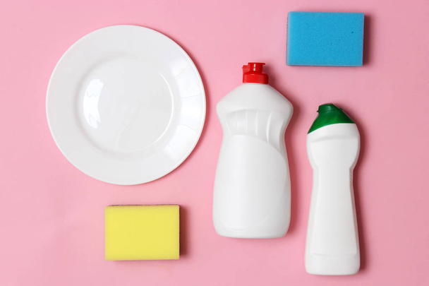 мытье посуды, губки, тарелка на цветном фоне вид сверху с местом для вставки текста. домашние дела, мытье посуды. flatlay
 - Фото, изображение