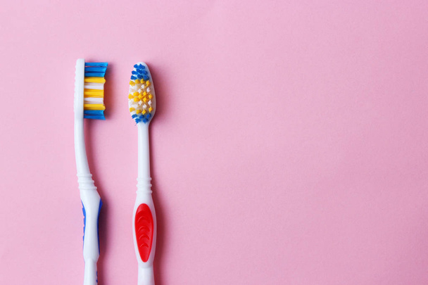 spazzolini da denti su uno sfondo colorato vista dall'alto. salute orale, lavarsi i denti, denti sani
 - Foto, immagini