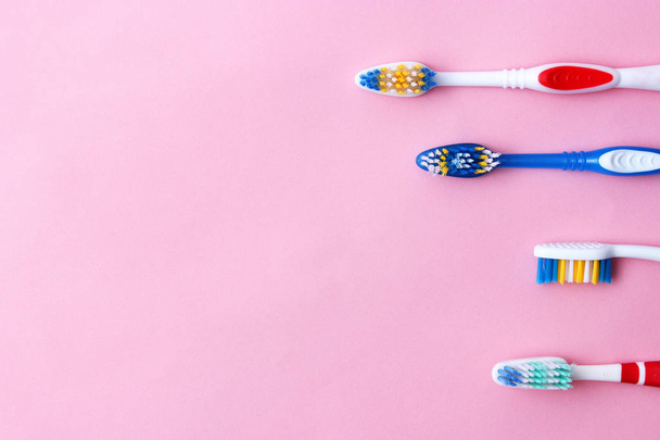 escovas de dentes em uma vista superior de fundo colorido. saúde oral, escovar os dentes, dentes saudáveis
 - Foto, Imagem