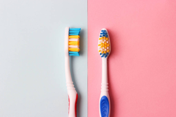 Δες οδοντόβουρτσες πάνω σε έγχρωμο φόντο. στοματική υγεία, βουρτσίζετε τα δόντια σας, υγιή δόντια - Φωτογραφία, εικόνα