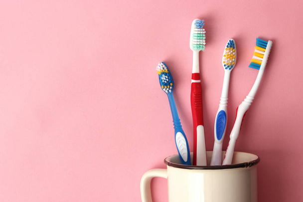 spazzolini da denti in un bicchiere su sfondo colorato. salute orale, lavarsi i denti, denti sani
 - Foto, immagini
